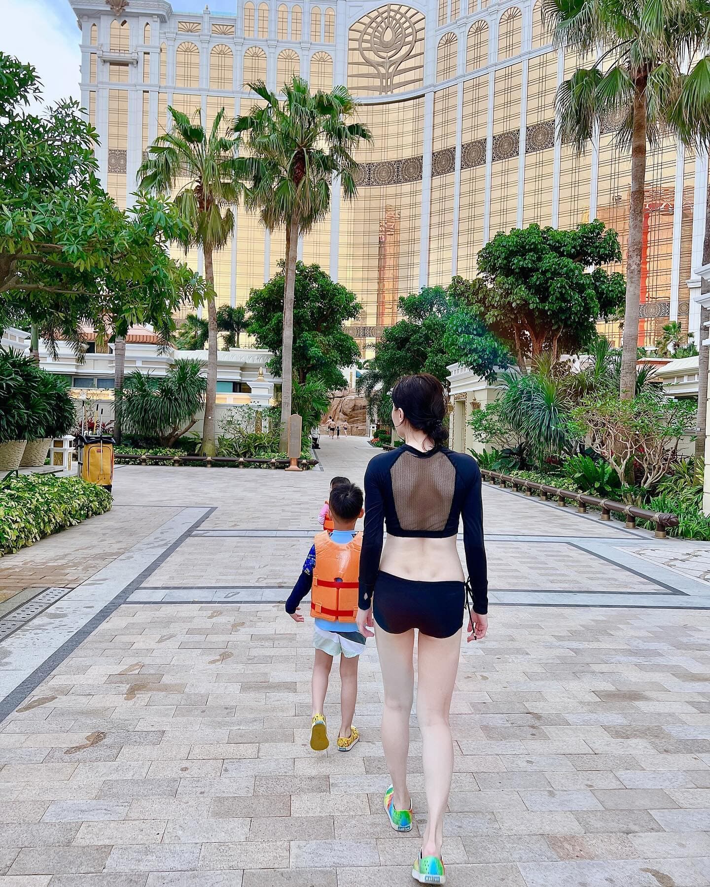 超適合小孩的澳門四天三夜旅行🤩
一天一樂園收集澳門三大兒童樂園

每天睡到10點才起床玩
每個樂園玩好玩滿整整6小時

分享這次行程：
第一天：
選擇晚上9點的飛機，不需要請假還能玩樂，從高雄飛只要一小時✌️
幾次發現澳門的航班太會delay，這次到澳門都已經12點了
三晚住新濠影匯，總共台幣一萬六左右，意外被升等超大房間

第二天：
銀河酒店-天浪濤園
原本以為買票就可以進去，到飯店才發現「住客才能免費玩」，意思是也不賣門票給外客。
一下車的酒店哥哥超級熱心幫我們想辦法
銀河集團有超多飯店，可以想像光是住客玩就已經人滿出來

後來幫我們想到一個方案，有個涼亭休息，有吃有喝含門票
萬分感謝他們

天浪濤園一直是我很想帶小孩去玩，但銀河酒店實在太難訂房
以後可以住同集團再過去樂園玩
完全是室外水上樂園，天氣不好可能關閉，也會有太冷太熱的問題
但是我必須說漂漂河大推，實在太好玩❤️

第三天：
新濠影匯水上樂園
這個有室內室外水上樂園，我們只有買室內樂園門票（Klook買票最便宜）
一樣也有租個涼亭休息，小孩累了可以躺，放些零食吃喝
室內樂園比較多滑水道  也有適合年紀比較小的小孩玩，全年30度溫水

第四天：
新濠影匯滿紛樂園（klook 買票最便宜
也是好玩到爆的室內遊樂園，玩了兩天的水
換個室內遊樂園大人可以在旁邊歇會

交通的部分我們完全依賴計程車移動，起跳價21港幣（大概80元台幣）

這幾天玩水上樂園，不愧是賭場蓋的，超級乾淨，這種規格的水上樂園台灣應該沒有吧？ 
到處都是工作人員跟救生員
他們都很認真地注意小朋友安全。
連假不想在台灣塞車又不知道要去哪，是個小朋友玩樂很適合的地方👍
小孩玩得開心，大人也可以賭博唷🫣

#澳門 #澳門景點 #澳門美食 #銀河 #銀河天浪淘園 #新濠天地 #滿紛樂園 #連假 #高雄 #台南 #澳門旅遊