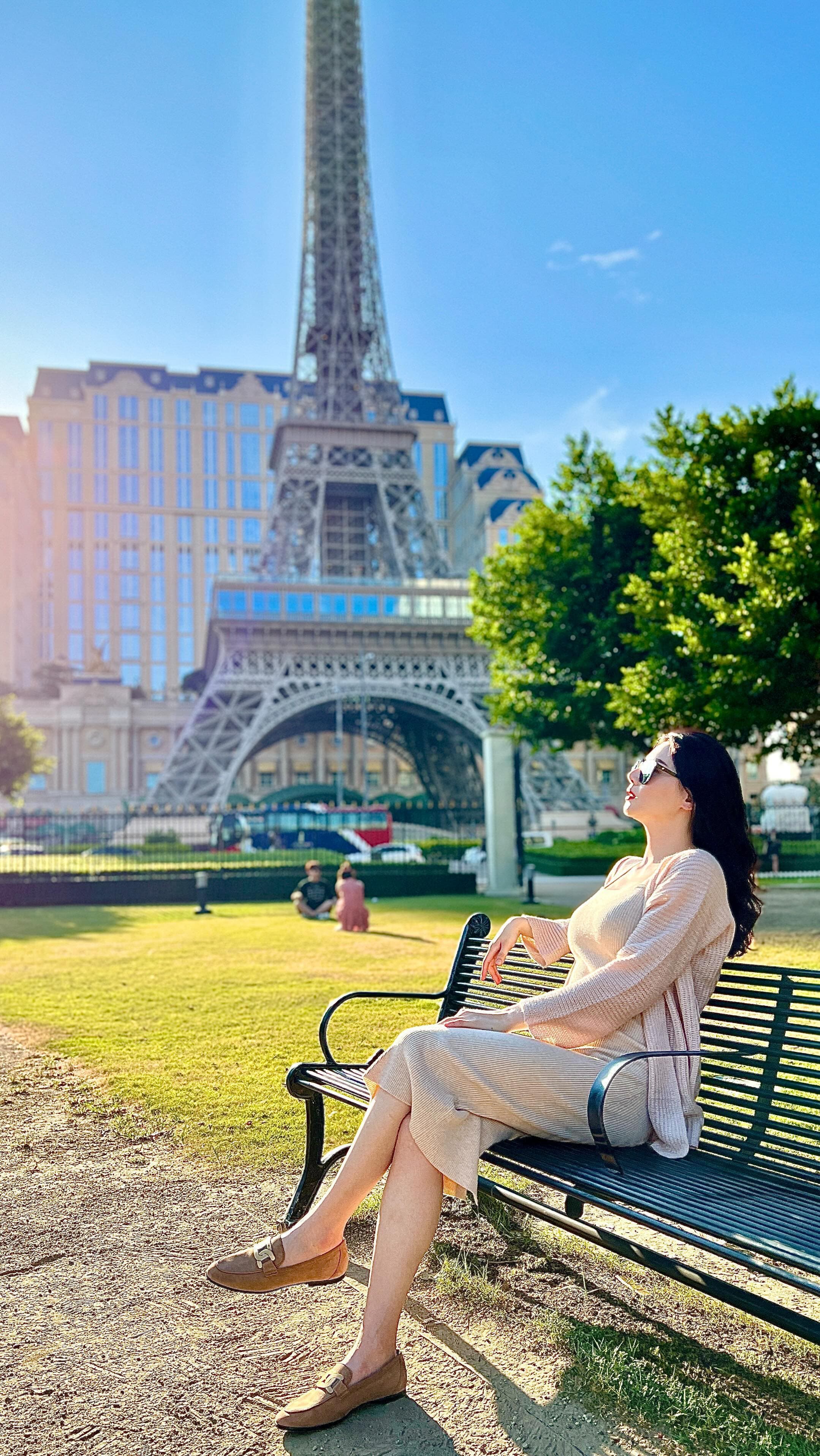 澳門🇲🇴來多少次都不會膩

疫情前三四天連假不想在台灣塞車就會去吃吃喝喝賭博，超廢幾乎沒有行程😆從高雄出發超方便，飛一個小時。

好多人問我衣服哪裡買，這次帶的幾乎都是淘寶買的衣服，好看又不貴唷！商品資訊附在影片裡

我的照片看起來都沒什麼，其實人多到爆～炸～。中秋連假蠻多大陸人，拍照位置要等很久，後面有大排長龍的人在等你拍照。不是國定假日去還是比較舒服些

📷拍照位置
❶巴黎人花園
可以拍照巴黎鐵塔，對面公園的長椅可以拍到鐵塔原貌。進去公園看到有人排隊，就是那張椅子了。建議下午3~4點去拍攝夕陽灑在臉上很美唷❤️
➋倫敦人酒店門口/大笨鐘
建議晚一點去拍，我大概晚上11點多到已經沒什麼人囉。不然也是要排隊拍照的位置。記得準備黑色洋裝 、紅唇。晚上12點大笨鐘就熄燈囉，要注意時間唷
➌倫敦人門口的電話亭
這個也是晚上很晚去拍，手機就可以拍出很棒的效果囉。

澳門也非常適合小孩，飯店都超厲害，又不貴。但是連假根本訂不到房
下次有機會帶小孩去銀河飯店玩漂漂河

#澳門 #澳門景點 #巴黎人 #倫敦人#澳門旅遊 #澳門拍照 #澳門旅遊 #macau #macarons #macrame