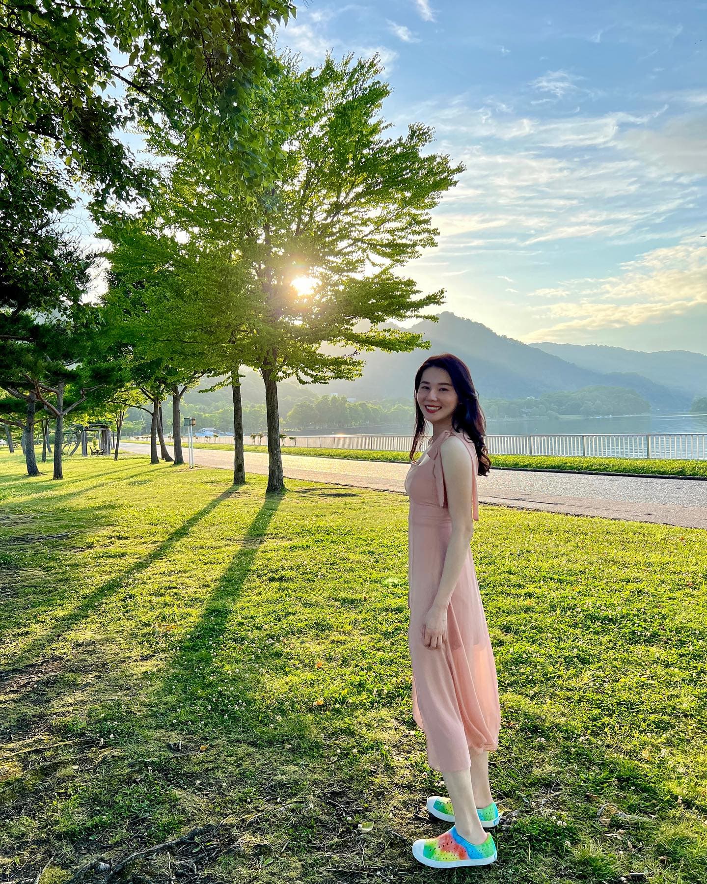 最近分享北海道露營車旅行
我來總結一下常見問題提供大家參考

租車：
7天露營車9萬多（含保險）
會有淡旺季價差，我們是暑假旺季。業者是台灣人開的公司，原本擔心語言不通的問題，有狀況無法得到回應。在台灣有台灣客服，在日本是台灣人交車，可以詢問任何問題。我必須大贊他們服務真的很好，訊息都是立刻回的。
這個價格包含了兩大兩小7天的交通跟住宿，我覺得比起飯店便宜蠻多，開到哪睡到哪，不用一直收拾行李，趕check in check out
最重要的是，小朋友超開心🥰

油費：
露營車是加柴油，7天油費大約3000台幣

機票：
桃園-北海道
一人兩萬多

食：
8天外食+食材 大概三萬
我們幾乎自己煮，日本和牛超級便宜，看起來在台灣一盤要一兩千的肉，日本超市一兩百塊台幣。
根本不用看價格，拿最頂級和牛 
日幣大跌，還不吃爆和牛😆😆😆

車好不好開？
車一定比平常開的還來得大台，開一下子習慣就可以。也不會不好停車，商場停車格是沒問題的。
車子比較晃，行駛的時候要把東西都收到櫃子，不然隨便轉個彎東西全部甩出去。

可以睡幾個人？
看蠻多露營車只有這間床有軟墊，但上鋪就沒有，有軟墊的床好睡很多。
這個車型我覺得兩大三小極限，或者三位大人。
畢竟還是露營車，長太高的人可能也沒這麽好睡，175cm以下我覺得還可以
客廳椅子還可以攤平變ㄧ張床，應該也是小孩睡的尺寸

車上有什麼？
安全座椅是免費，有跟業者租卡式爐（為了下車煎肉，車上有內建兩個盧）、桌子、鍋子。發現他們的鍋子太小，就在日本買一個大鍋。
其他枕頭，床單，被子等等都是自己帶的。

露營車一定不會比飯店來的舒服、方便，願意嘗試也是種不一樣的體驗☺️

@domocampingcar 

#台南 #飄霧眉#飄眉 #飄霧眉推薦 #飄霧眉首選 #野生眉#仿真眉 #線條眉 #半永久眉毛 #眉型設計 #台南飄眉 #台南飄眉推薦 #台南霧眉 #台南霧眉推薦#eyebrows#microblading#manbrow#makeup #北海道 #洞爺湖 #富田農場 #露營車 #露營 #暑假好去處