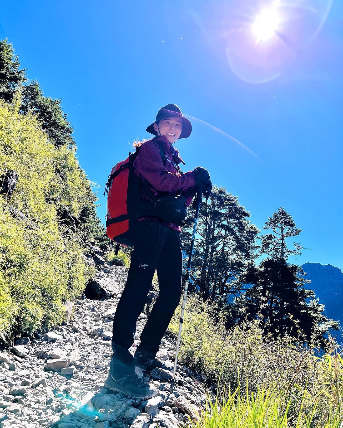 11/4 ～11/5 

2016年單攻玉山主峰
這次抽了半年的時間終於抽到排雲床位
兩天一夜的時間完成玉山四峰

Day1
4:30台南出發
7:30塔塔加起登
13:00 排雲休息午餐
14:00 玉山西峰（3518m）
17:30 排雲山莊吃晚餐
18:30 就寢

Day2
1:30早餐
2:00 起登
6:00玉山北峰 (3858m)
6:30 玉山北北峰 (3833m)
7:30 前往玉山主峰(3952m)
11:30 排雲午餐
12:30 回程
15:00 出玉山登山口

兩天大概走30公里的山路，花24小時左右的時間，10kg的背包
問了無數次自己
在舒服的家好好睡覺不好嗎😂
雖然這麼說下次還是繼續爬山

一年一爬，明年希望能去雪山主東單攻

#玉山主峰 #玉山西峰 #玉山北峰 #玉山北北峰 #玉山氣象站 #排雲山莊 #山 #百岳 #taiwan #mountains