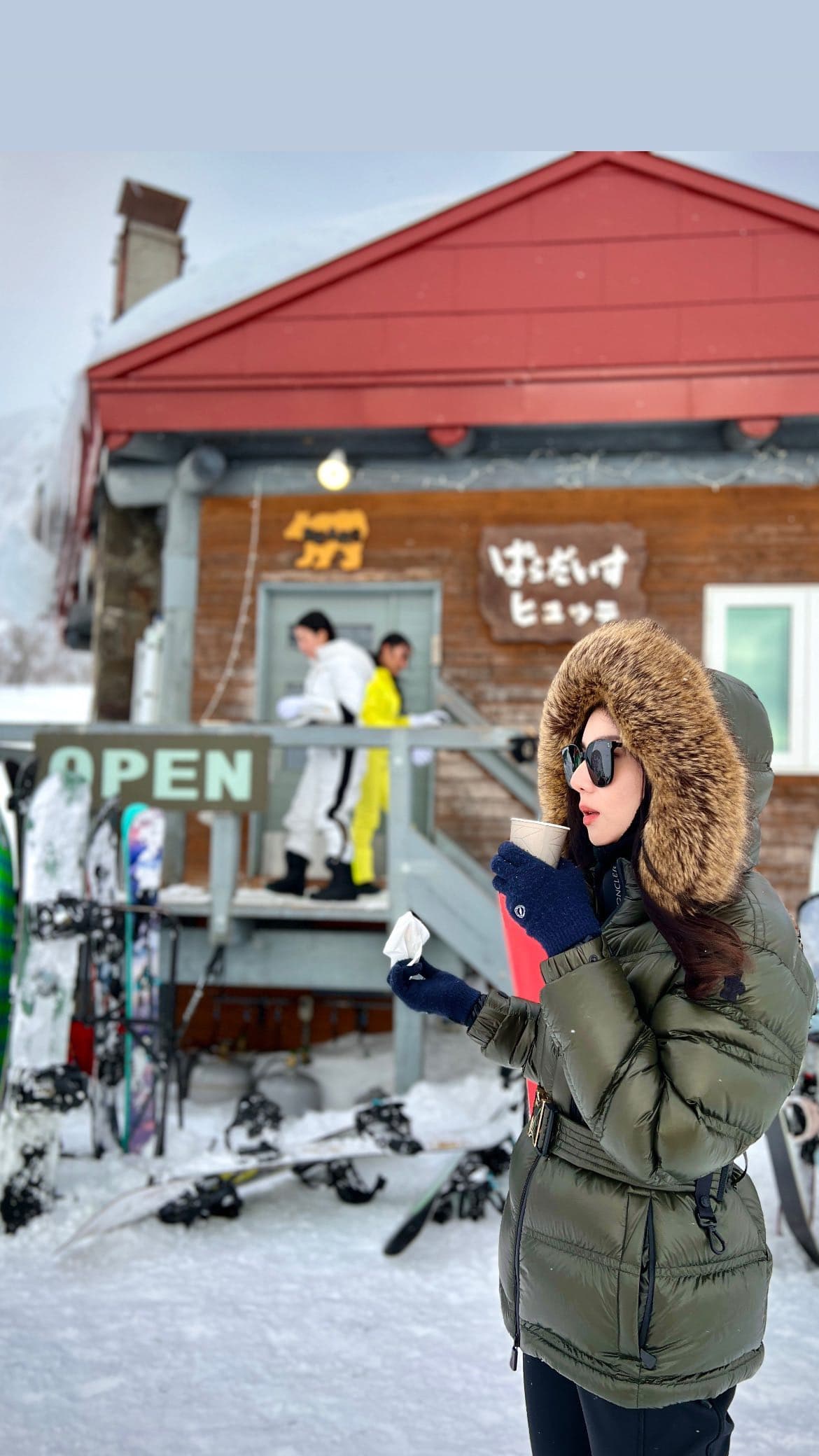 愛滑雪才能看到的美景

年假和朋友在北海道滑了札幌國際雪場、二世谷Annupuri滑雪場，都是新手友善的雪場。
去了二世谷總算見識到在日本雪場滿滿外國人的畫面，真不愧是世界著名粉雪天堂。
從白天滑到黑夜，完全捨不得休息
看著羊蹄山全貌多變太美好了～
雖然北海道氣溫低，但是乾冷+沒有風，是滑雪舒服的氣溫

在二世谷四大雪場中只有hirafu滑雪場是正對羊蹄山
這次在Annupuri滑雪場很幸運的也有見到羊蹄山的側臉🥰

地球暖化，今年完全是暖冬
不知道未來20年、30年後會不會再也沒有冬天沒雪滑
保握當下，人生及時行樂