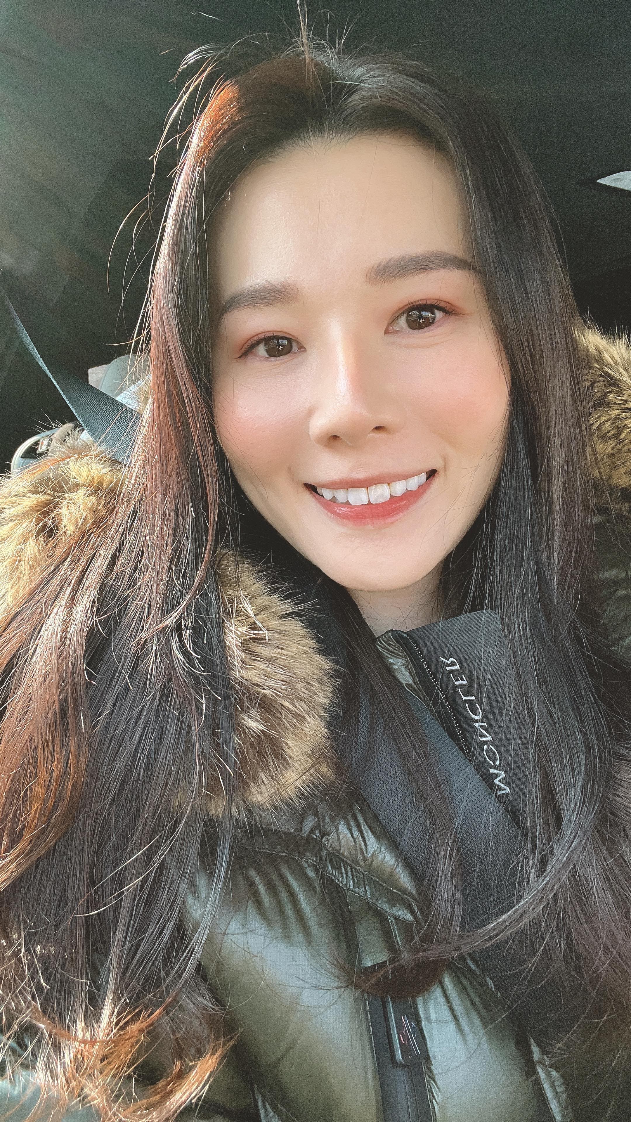 分享我使用7年以上的居家牙齒美白
一開始使用需要連續配戴幾天
後期穩定白之後就視情況需要在自己睡前使用美白即可唷！

如果怕牙齒敏感，可以買個抗敏感牙膏使用幾天

居家牙齒美白原價：10000元 （有三管藥劑及客製化牙托）
慕眉舊客闆娘優惠價：9000元

詳細還是需要到診所掛號讓牙醫師評估是否適合使用居家牙齒美白
悅康牙醫診所：06-2497689
台南市仁德區仁義一街99號
推薦醫師：白勝元醫師 
  羅宏德醫師
  杜雅倫醫師