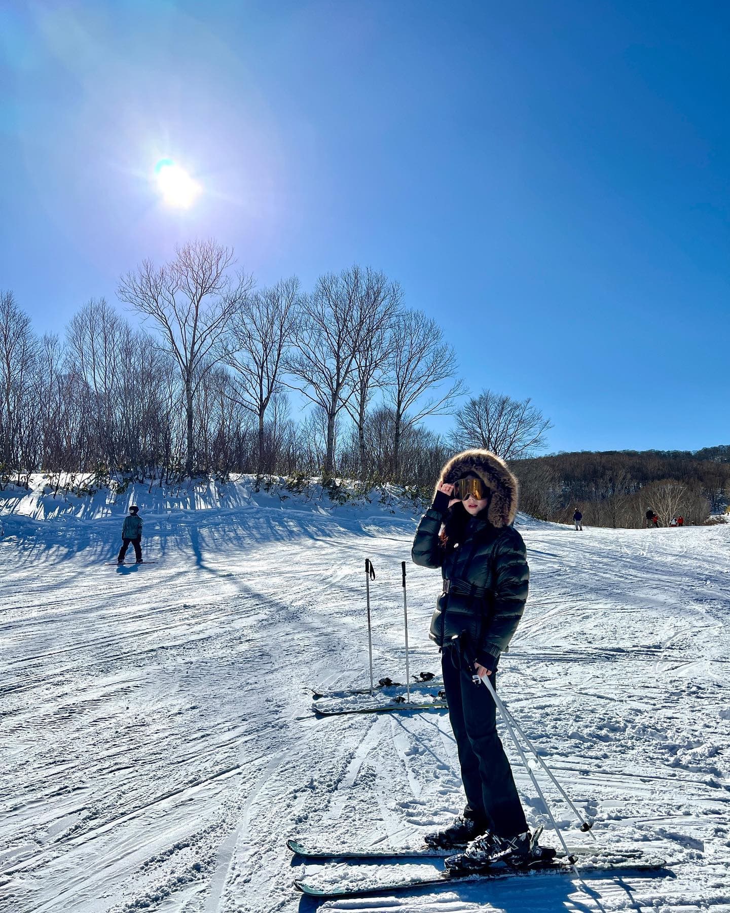 總要熱愛點什麼⋯

冬天的每一趟旅行幾乎都在雪場渡過，從下飛機滑到上飛機前
即便五天連續一樣的行程
不枯燥乏味、享受滑行的痠痛
穿梭在茫茫白雪的山間
滑遍山的每一條雪道，細細欣賞雪山的美
有可能眼前一片震撼人心的大景
有可能下一秒摔倒在地裝備全飛

喜歡不停的挑戰自己
喜歡各種不同的方式去感受山的美好

以前滑單板，後來一次滑到手受傷骨折回來，從此愛上雙板🥰

溫馨提醒🌟🌟🌟
2月份有半個月都在日本滑雪
新客預約、舊客補色請提早唷！

雪衣 @moncler 雪褲 @mackage
#苗場 #新潟 #田代雪場 #japan #tokoy