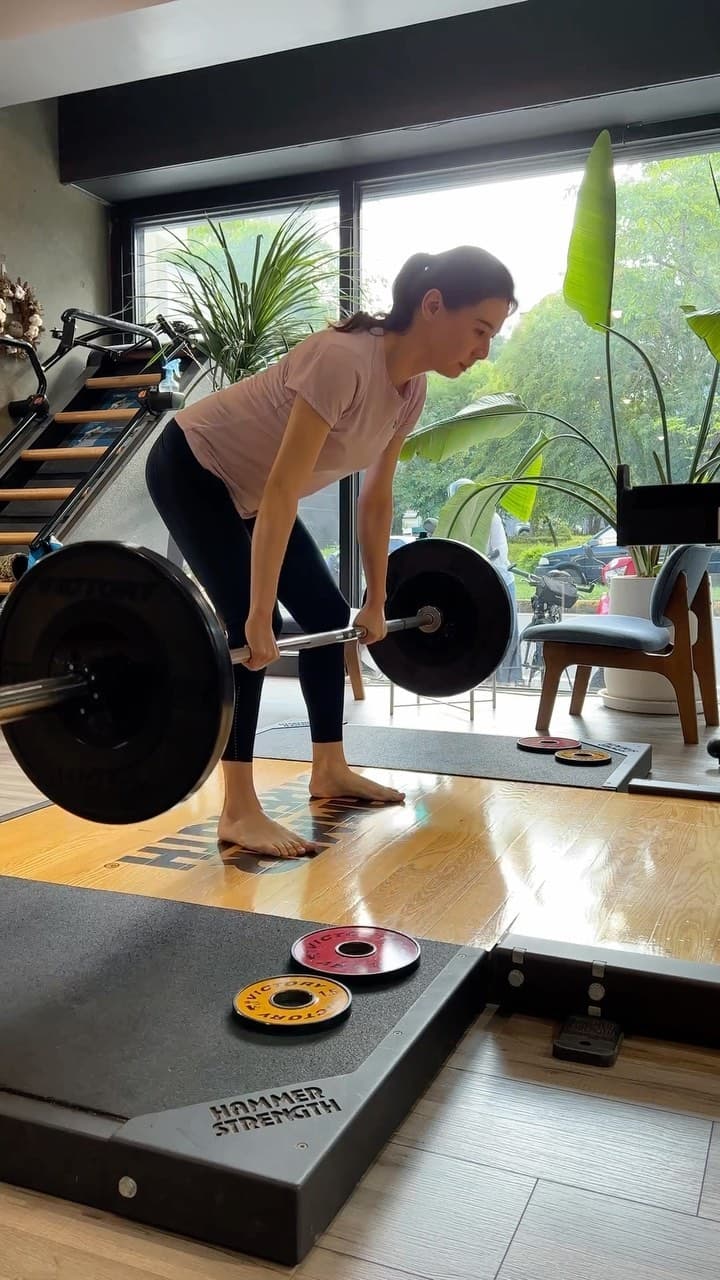 身為兩個孩子的媽，我也是經歷了瘦10公斤的辛苦歷程🥹
以下是不專業瘦身分享😉
先說重點，我覺得最重要的就是決心。

10公斤大概花了10個月的時間
以前我是每天都要吃早餐店，而且一次買三份那種
很討厭吃雞胸肉...
產前的體重跟現在一樣，運動以有氧為主

產後出月子中心我立刻去找教練報到（一週兩次），平時再家也有會運動
我喜歡邊追劇邊運動，不知不覺就兩小時過去
飲食控制最重要，人家說三分練七分吃是真的
我改善我的飲食
大概這幾年來都是這樣
早餐：無糖優格一杯＋拿鐵
午餐：雞胸水煮餐（如果到診所工作就隨便了）
晚餐：跟小孩一起吃所以也算飲食均衡，沒有特別限制
我不喝飲料，每天喝至少2000cc的水
也不是不能打破原則，如果跟家人朋友吃飯吃些其他的食物都是可以的
大部分的時候都得控制

但是...
我蠻常吃宵夜，鹽酥雞麥當勞之類
畢竟太晚睡很容易肚子餓😝😝😝

這五年以上持續的重量訓練，我的肌肉量是足夠的
不容易再變胖，體態也比起產前一樣的體重看起來更好

很多人覺得我這麼忙怎麼有時間運動
當你把一件事變成習慣，就像你每天都要滑手機追劇一樣
這就只是妳必須做的事而已。
我可以這樣過一輩子，為了讓自己永遠都在佳狀態

ps
槓片是50kg ，做50kg還有表情管理都覺得自己太厲害哈哈哈

想要運動流汗還有美美的眉毛，快來找我吧😉

#產後瘦身 #醫美 #台南飄霧眉#台南飄眉 #台南霧眉 #台南東區