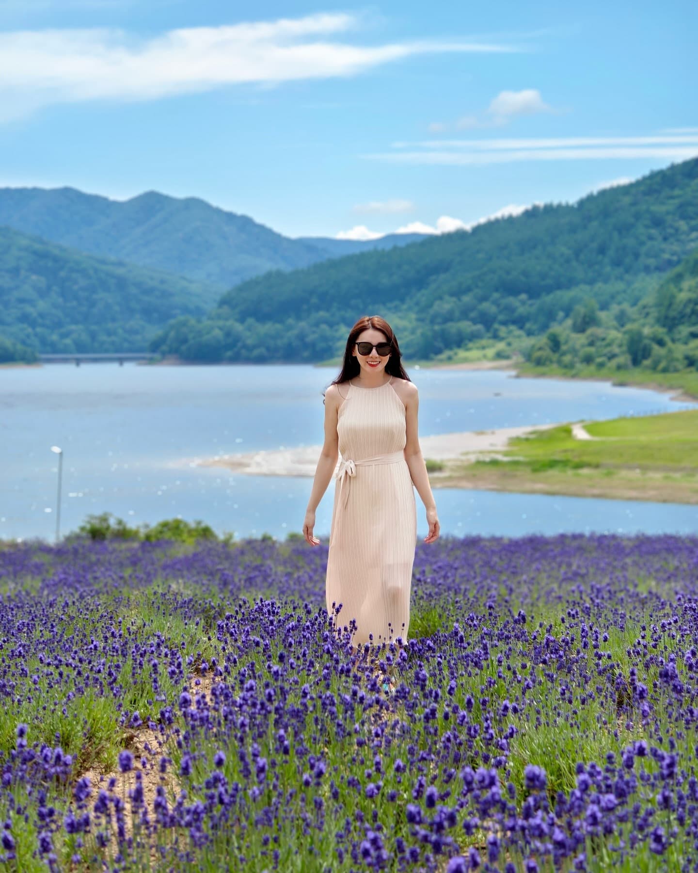 【 8天親子北海道暑假道東避暑路線】
圖最後有完整旅行路線，懶人可以直接照著走，完全不用規劃行程❤️

今年暑假旅遊景點依然是北海道
因為北海道是暑假飛行時間最短又不熱的地方
沒錯我本人不能熱不能曬😎
所以推薦的都只會是氣溫舒適的行程

#帶廣
親子旅遊我通常會景點與公園穿插
大人開心小孩也開心
第一站先來到📍 satomigaola Park
日本公園很多超長溜滑梯、溪水、免費足浴屋
光是一個公園就可以玩一整天

#阿寒湖
炎炎夏日，阿寒湖氣溫15~19度，非常舒服
坐在湖邊的長椅看湖發呆好愜意

#摩周湖
道東三大湖最值得去湖景
有兩個展望台，距離很近
天氣好的時候湖水非常湛藍
還有很美的木棧道可以拍照

#知床
北海道唯一的世界自然遺產
望著鄂霍次克海，想像著冬季的流冰
夏季是最能體驗原始大自然的季節
📍期間限定羅臼賞鯨船 
📍知床五湖森林徒步
📍 歐龍寇岩 オロンコ岩

#旭岳
北海道最高的山
火山與雪山結合的自然景觀，7月初還有殘冰
如果這趟只能去看一坐山，一定是旭岳
搭纜車到山頂，環形步道大約三小時
幼稚園小朋友也能走完的輕鬆路線
一邊欣賞美景及高山植物，必去行程

#富良野
網路上有超多花田景點我就不分享
這次發現有別於其他花田的秘密景點
📍 北海道金山湖森林公園  
富良野唯一薰衣草、山景 湖景同時擁有
遊客極少，拍照畫面極美

這趟原本是露營車旅行，不料第一天下午我們自己擦撞護欄，車被拖走。
到飯店安置後開始緊急訂房車及後面的住宿
露營車預定時也有買保險,所以撞車後的維修我們完全不用給付費用。

按照原本露營車行程，開車玩到哪就在哪訂住宿
旅行就像人生的道路，總是充滿驚喜（驚嚇）😆