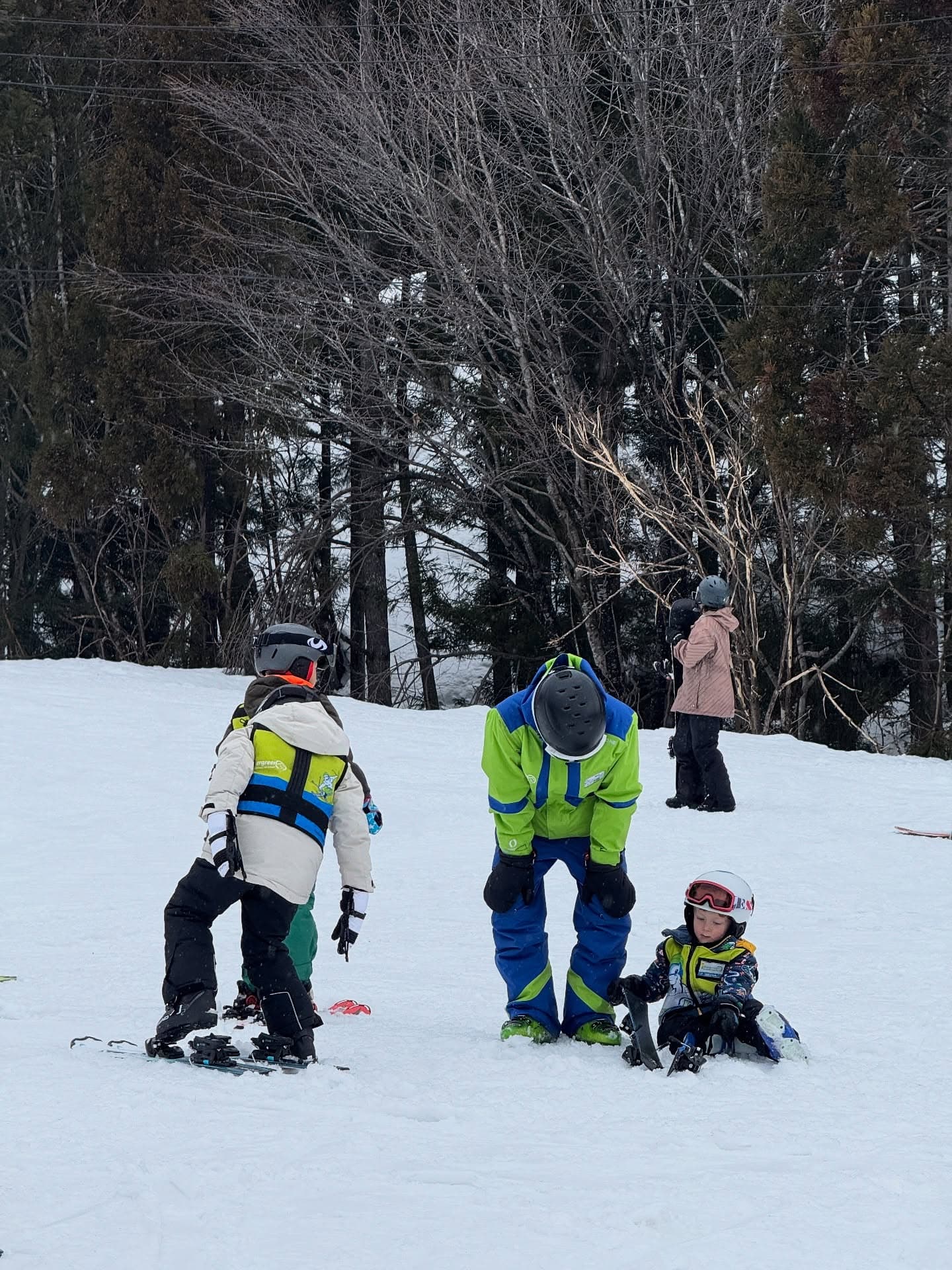 🌕中秋過後，又到了期待雪季的時刻⛷️
最近有客人問我滑雪相關的課程安排，
累積了一些經驗可以分享～

先在台灣上ㄧ期室內滑雪機課程，上雪道比較不會浪費時間學很基本的動作。
第一次到日本滑，上台灣教練的一對一課（費用偏高）。
一對一照顧又是台灣人，對於初次上雪道的小朋友及家長也較放心。

長野白馬八方尾根雪場的 Evergreen 滑雪學校團體課 也很不錯！
這部分台灣資訊非常少，分享給想帶小孩滑雪的爸媽參考👇
 📍課程時間：10:00～15:30（也有半天）
 📍費用：約 NT$3,000／天（含午餐）
 📍分班：依程度年紀分組，初學者會從魔毯區開始
(按地區、滑雪學校不同，收費及上課時間略不同)
大致ㄧ天流程👇
早：提前到滑雪學校報到，集合完畢教練帶隊出發
午：午餐時間帶回室內教室用餐
下午：課程到15:30回教室喝飲品點心

我們家小孩 第一次參加全英文的團體課，
同學及教練沒有華人
原本很擔心語言不通、會不會適應不良，
結果小孩玩得超開心！
第一天教練一打四，下午剩三位；
第二天剩我家兩個小孩教練一打二，意外划算！
我們跟在附近滑，小朋友需要陪同搭纜車，會去幫忙帶小孩搭纜車
比較擔心的父母可以像我們這樣遠遠看著，但不接近、打擾上課。

日本很多地方都有這種滑學團體課程。
上團課不僅划算爸媽可以輕鬆，讓小孩在全英文的環境，當作語言學校體驗也很不錯👍（托兒+滑雪+英文課的概念）

我現在要找滑雪地點，都優先考量有沒有滑雪學校😆
