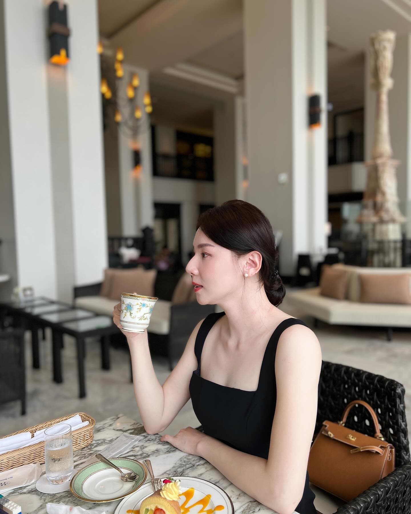 🎬
電影感法式復古  優雅演繹浪漫風情
每個女生衣櫃裡一定要有一件經典的黑裙
平常就有收集洋裝的習慣
這次訂沖繩員工旅遊飯店時，一看到大廳裝潢色系
我立刻決定就是帶這件衣服了😬

很多人問我男友或老公不會拍照怎麼辦呢？
跟大家分享～
其實自己架腳架和遙控器也可以輕鬆拍出質感照片
這組照片完全是我自己用腳架拍攝的唷！
手機原相機或人像鏡拍照，這樣照片畫質才能保留
再用美圖秀秀微調皮膚細節，就可以有不失質感的美照

使用的是150公分的自拍棒
這是我用過最厲害的自拍棒，沒啥厲害，就是夠長哈哈哈
家人出遊要拍合照不需要請別人幫忙，站著可以全身入鏡
如果太短的自拍棒照片就會由下往上 

有次在日本景點，大家大排長龍的在景點合照
當輪到我們拍照時，我拿出腳架輕鬆跟老公拍和風景合照
對面排隊的日本人紛紛拿出手機拍我們
應該覺得我們的自拍棒很厲害吧ＸＤ

商品照片放最後面
有興趣可以自行用圖片去蝦皮搜尋賣場

ps.帶出國時我會放託運行李箱
還沒有放過登機箱怕被沒收
保險起見還是要拖運唷

👗小黑裙：TED BAKER（Selfridges網站購入）

#沖繩蒙特利水療度假酒店 
#tedbaker