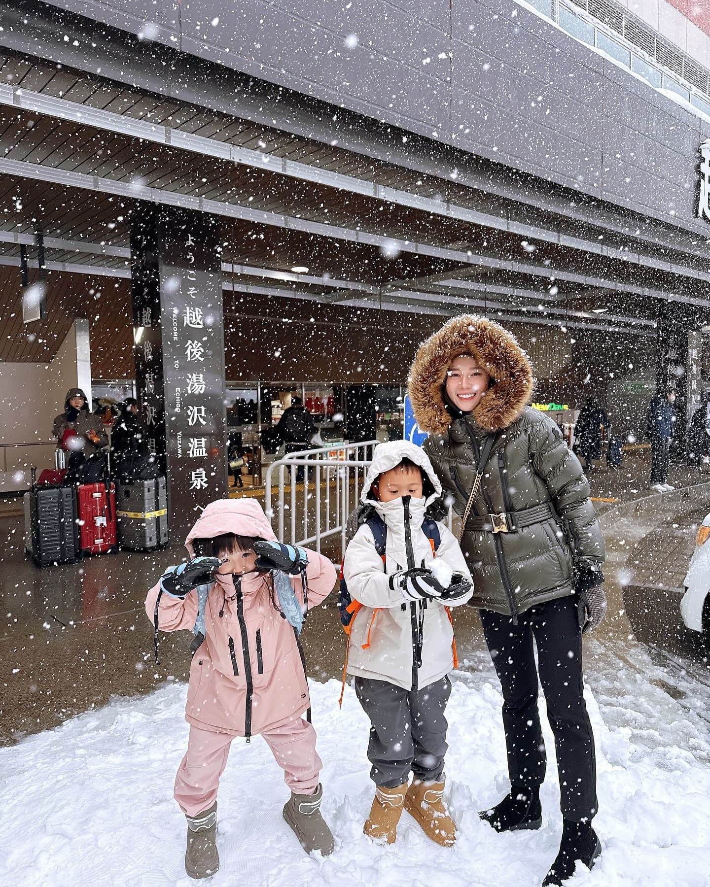 【12月 日本0 ~ -5度 兒童雪地穿搭分享】
2024年末，我們終於一家人一起滑雪，也是孩子們的雪地初體驗。

暑假先在台南上一輪滑雪機台課，為了讓他們適應雪鞋、雪版、坡度，也學習基本動作。

雪場第一天幫他們安排，上下午各兩個半小時的一對一教練課
剛滿五歲的妹妹，內心應該很害怕雪場坡度和滑雪的速度
中午有點挫折小小哭了一下，說不滑了🥺
和教練一起鼓勵她，下午就滑的超棒呢！
哥哥（小一）則是原本就不怕速度也不怕坡度，一趟接一趟的滑！

滑雪初體驗出奇的順利，兩天半的時間小孩滑好滑滿，滑到雪場都快關門。
連很常腳酸的妹妹也都沒喊累XD

❄️兒童雪地穿搭（淘寶賣場在最後2張圖）
由於我們雪季會滑幾趟，所以選擇購買雪衣（也可以雪場租借）。就算不滑雪也可以日本市區當保暖穿 
 ✍️一件就暖我覺得對孩子來說比穿很多件才要穿脫方便許多。
雪衣+褲，淘寶不到2千台幣超划算！
最近在台灣追雪也適用🤭

最後一張圖的賣場是孩子的防水內刷毛褲，台灣禦寒、雪地都適合，沒有雪褲這麼厚。在下雪日本市區穿很OK

🎿孩子的雪靴手套ㄧ定要高桶防水，因為玩雪超容易鞋子進雪，手腳濕了一定冷爆！

室外氣溫大概0～-5度，五天下來我們內層都只穿一件(穿太多會熱）
滑雪內穿排汗衣褲，晚上出去吃飯內穿一件毛衣
在我詢問1千次會不會冷之下，我覺得這套超便宜兒童雪衣非常值得入手👍

‼️保暖程度還是要按照每個孩子的狀況，寧可多準備也不要少帶了🫶