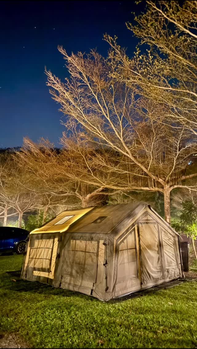 🌲把家搬進大自然，哪裡都是家🏕️
很多人問我，帶孩子露營不累嗎？
老實說，體力上確實比待在家辛苦，但在心靈上，露營卻是我們全家人最放鬆行程。
享受大自然的蟲鳴鳥叫
悠閒在營地的森林步道

我們使用2年的移動城堡
不用下營釘不用拉營繩
只要充氣就可以像家ㄧ樣舒適的帳篷🏕️

coody13.68 軍綠充氣帳整體非常滿意
之前的帳篷收搭帳耗時真的讓人對露營又愛又怕
除了重量40kg蠻重、收起來蠻大ㄧ包
真的找不到缺點
搭跟收都是10分鐘以內的事
需要兩人幫忙搬下車到營地，收搭都是一個人可以完成
讓人更有動力露營🏕️

冬天除了滑雪
露營也是我們最喜歡的家庭活動😊