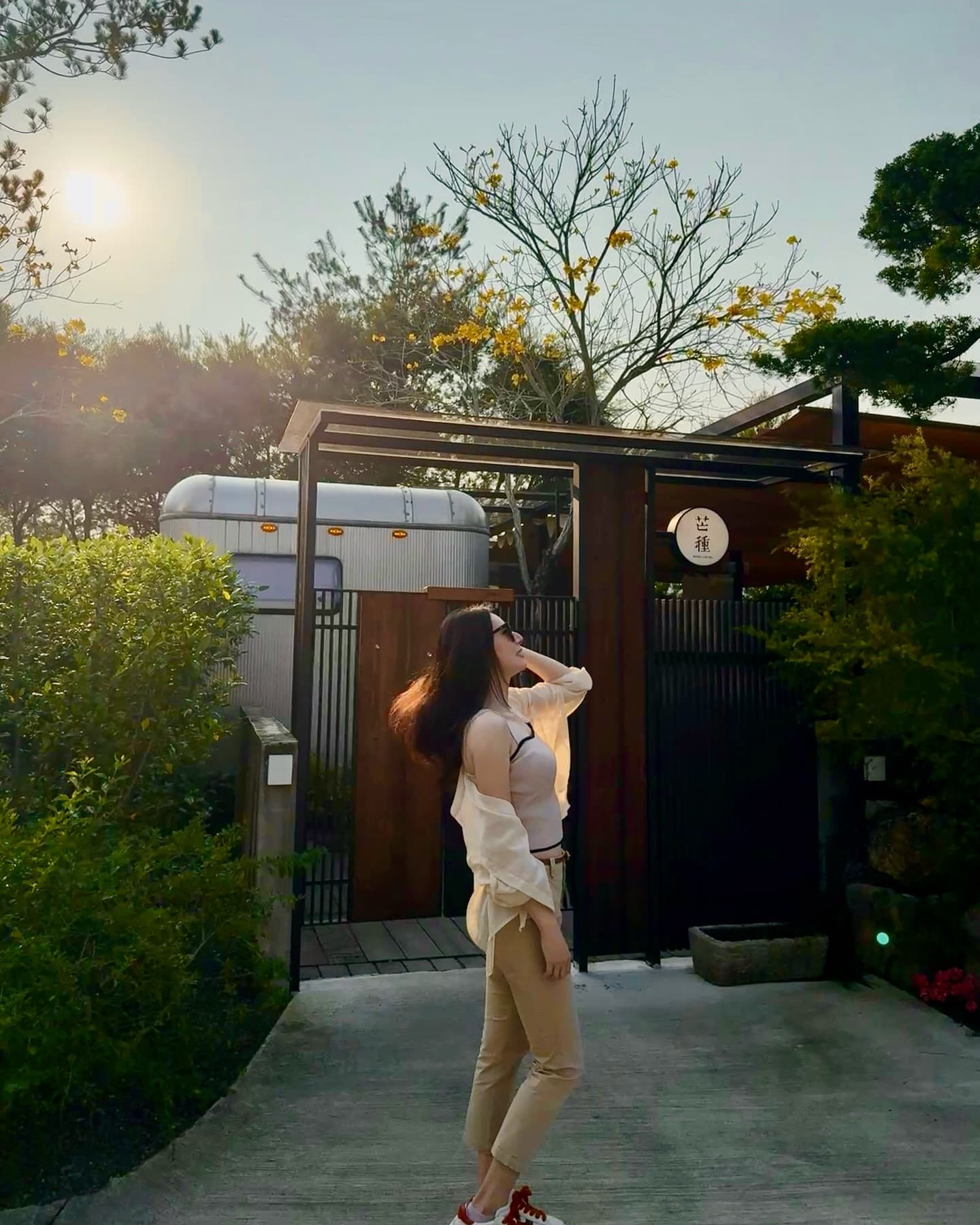 南投秋山農場｜露營車住宿 × 豪華海陸火鍋 × 大自然療癒之旅

和好友帶小朋友來之前很夯 春水堂旗下的秋山農場，結合露營車、帳篷與溫泉。
一下車接待人員的迎接，從入住到退房整體服務超級好。
設備完善，空間也比想像中舒適，不僅有私人溫泉戲水區，園區中所種植的植物都不馬虎
雖然園區不大，環境超級貼近自然，住起來療癒又放鬆 💚

住宿包含下午茶、全天候點心區、晚餐、早餐，下午還有小朋友體驗手做課程-流體熊

🍵 下午茶｜小驚喜藏在細節裡
茶葉蛋香氣十足而且滷得很透，沙拉配上類似蝦餅的酥脆餅乾，第一次吃到這種搭配，居然意外地好吃！鹹香中帶點爽口，口感很有層次。還有春水堂的飲料菜單能點呢!

🔥 晚餐｜重頭戲登場！精緻的無菜單料理
最讓人期待的就是晚餐啦～直接上一鍋豪華海陸火鍋真的超有誠意！
 🧡 鮭魚只要輕輕燙個幾秒，入口就是滿滿油脂的香氣，超鮮。
 🧡 鮑魚是整顆上桌，煮完口感滑嫩又有嚼勁，超滿足。
 🧡 還有重頭戲和牛！油花漂亮、肉質軟嫩，涮一下入口整個化開，完全是高級餐廳的水準。
 最後飯後甜點——來自18度C的冰淇淋，不只好吃，還可以吃到開心呦😆

🥣 早餐｜樸實溫暖的家常味
早餐是中式的家常菜路線，白粥搭配小菜
這應該是我吃過最好吃的清粥小菜了🤩

📸 拍照打卡小Tips：
推薦黃昏時分拍車旁逆光照、或早晨草地上的露水特寫，超有氛圍感🌄
還有夜晚的營火光影照，簡直夢幻～

不想自己搭帳又想體驗露營感的話，秋山農場的露營車絕對是完美選擇！
放慢步調，跟著山林的節奏生活，才發現「慢」其實才是最奢侈的風景

（整理照片才發現都沒有和小孩的合照，因為入住的兩天他們其他小朋友玩到不見人影😆）