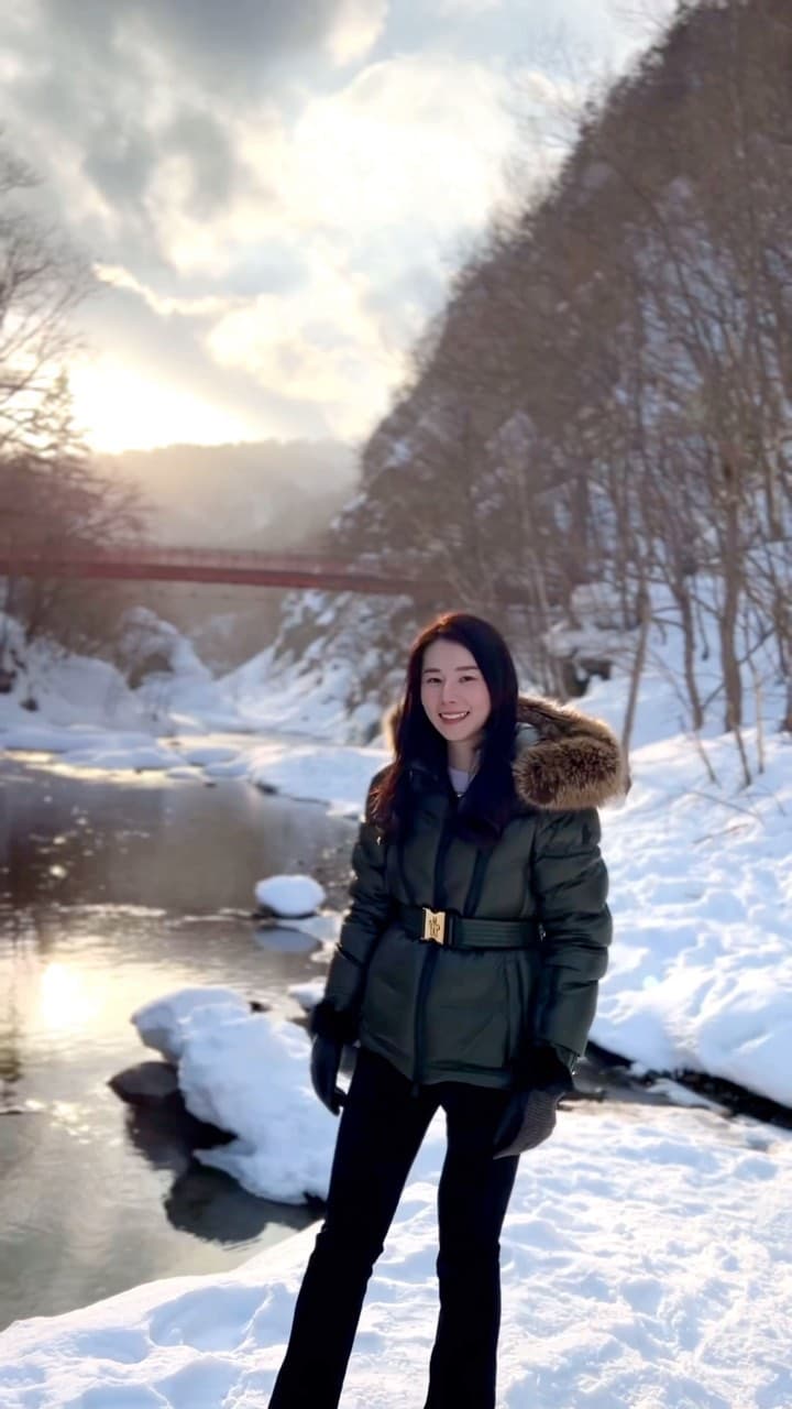 北海道 定山溪二見公園
是這趟旅行我最喜歡的景點
看著一球一球的雪、聽著溪水川流、夕陽忽隱忽現
心好平靜
好像進到小時候看宮崎駿電影的場景裡

望著這片雪景可以讓人忘記憂愁
回到家更有能量面對生活的難題